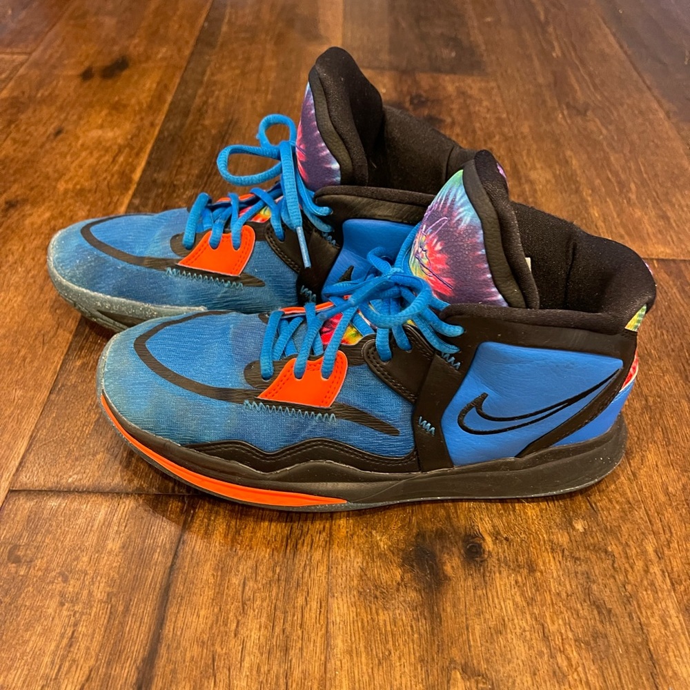 Nike Kyrie sneakers on blue tie dye - Picture 2 of 5